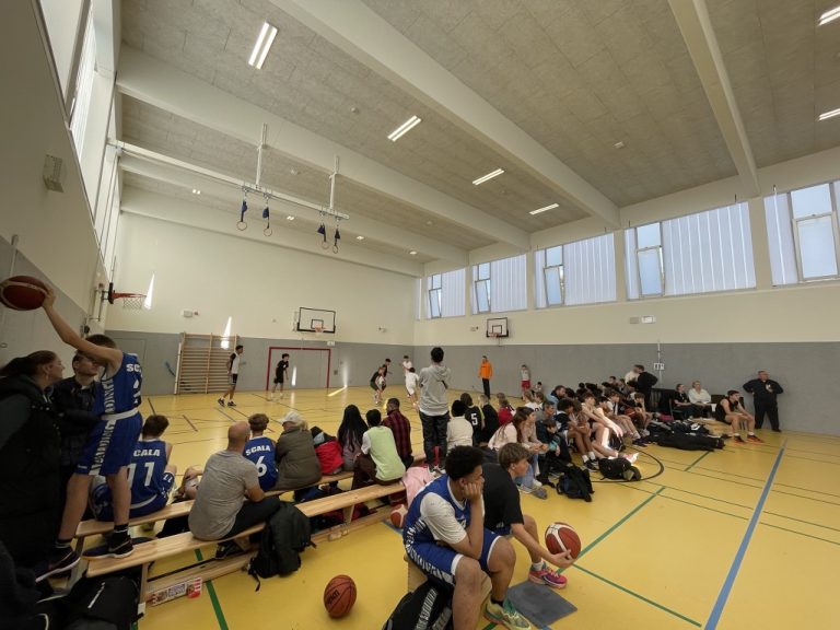 Teams und Zuschauer am Spielfeldrand beim 3x3-Hallenturnier