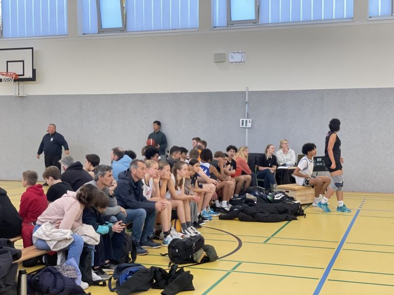 Teams und Zuschauer am Spielfeldrand beim 3x3-Hallenturnier