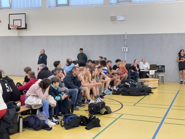Teams und Zuschauer am Spielfeldrand beim 3x3-Hallenturnier