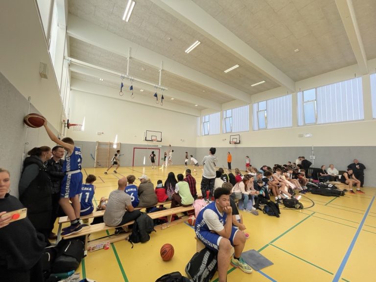 Teams und Zuschauer am Spielfeldrand beim 3x3-Hallenturnier