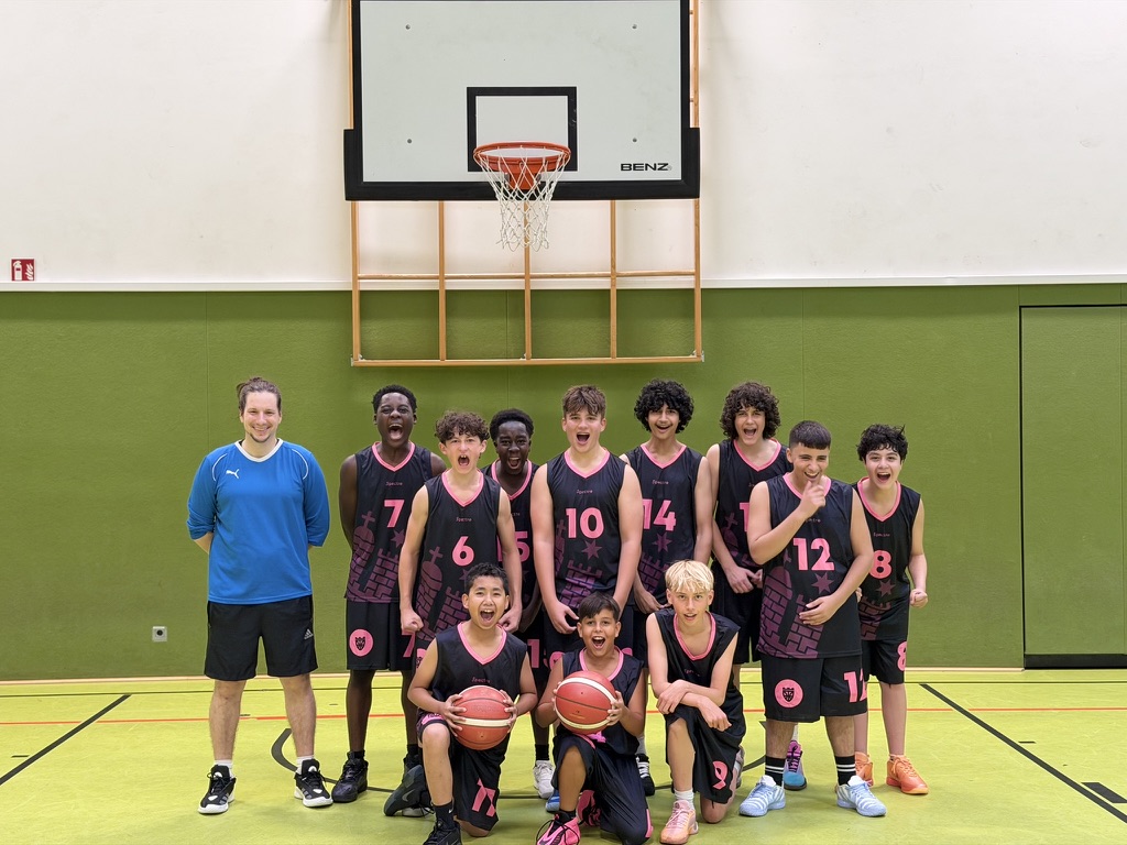 Teamfoto der U16 (2) und U14 des HTB62 mit Trainer